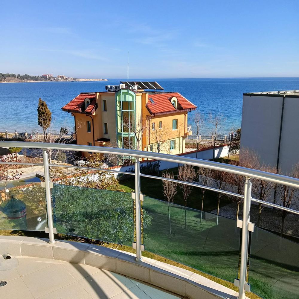 Przestronny apartament z dwiema sypialniami i panoramą morza w Rawdzie – kilka metrów od plaży, w pełni umeblowany i z doskonałym potencjałem inwestycyjnym