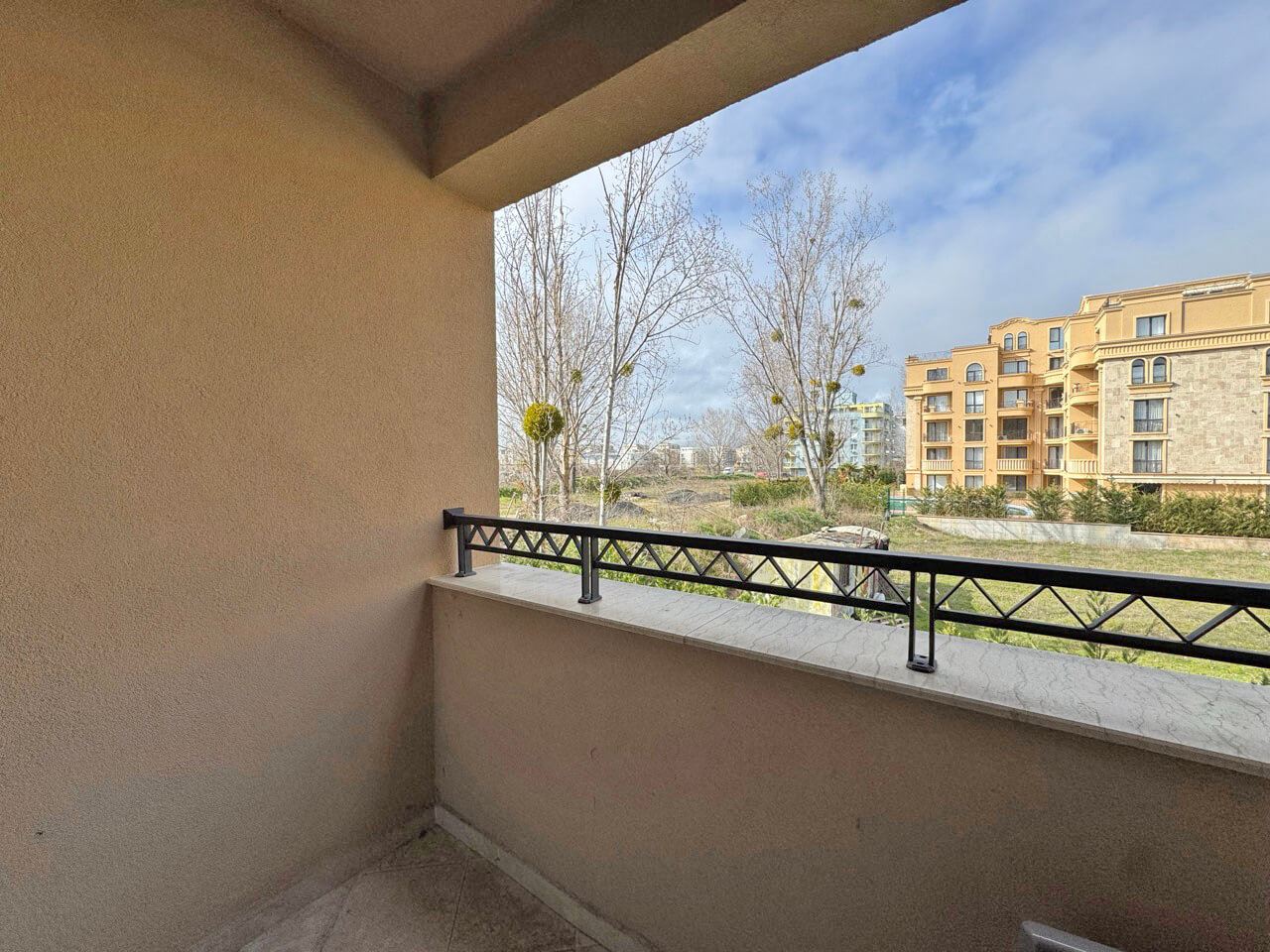 Jasne studio w luksusowym kompleksie – wspaniały komfort przy basenie