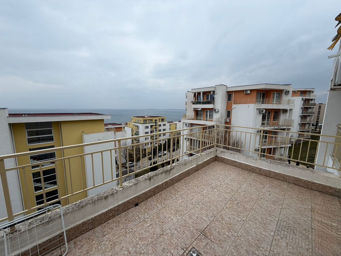 Panoramiczne studio z widokiem na morze w Świętym Własie – imponująca lokalizacja, rozległy kompleks i inwestycja wysokiej klasy