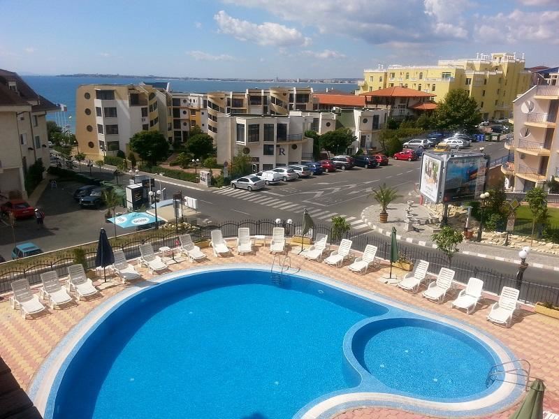 Przestronne mieszkanie z jedną sypialnią i widokiem na morze, zaledwie minutę od plaży w Sveti Vlas