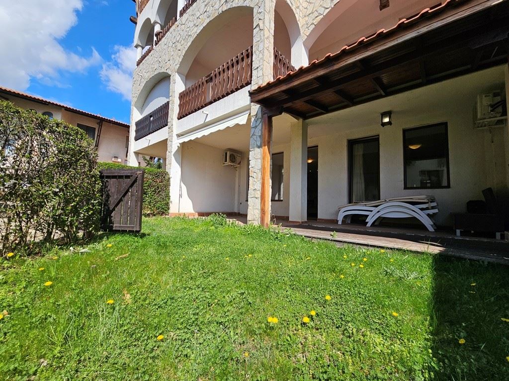 Luksus na pierwszej linii – stylowe mieszkanie z werandą, prywatnym ogrodem i widokiem na morze w Świętym Własie