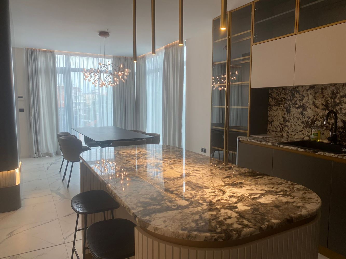 Elegancki i przestronny apartament trzypokojowy na pierwszej linii brzegowej w Nesebyrze – panoramiczny widok na morze i komfort premium