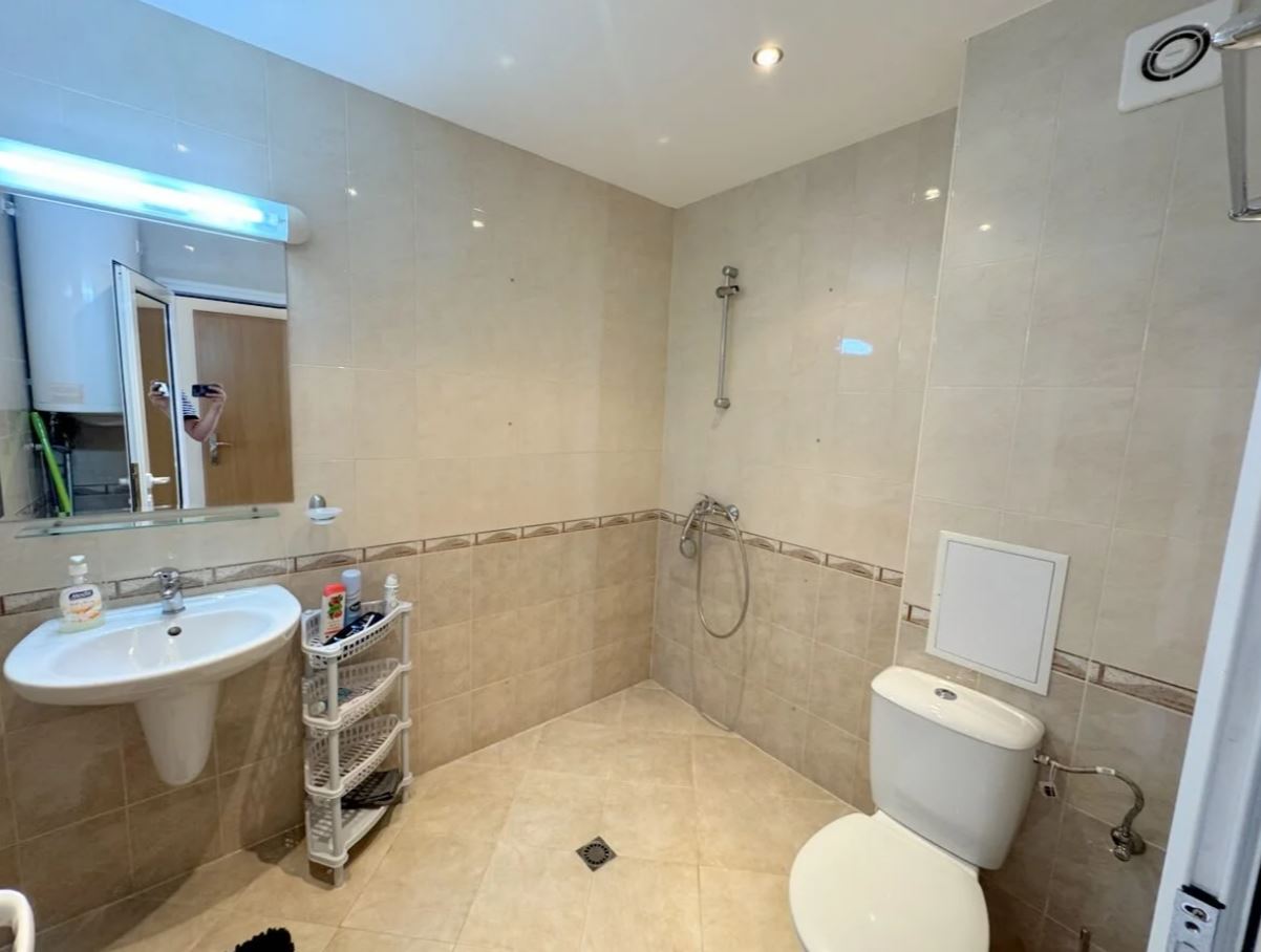 Apartament z dwiema sypialniami w Sveti Vlas – panoramiczne widoki i komfort w zamkniętym kompleksie