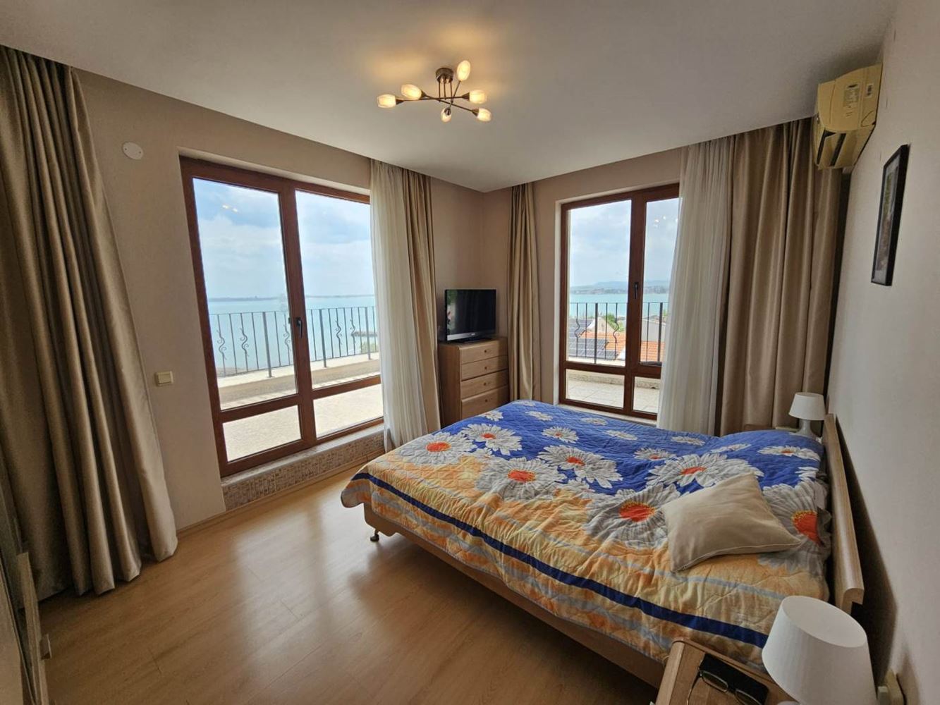 Święty Włas – apartament z trzema sypialniami z bezpośrednim panoramicznym widokiem na morze w kompleksie przy samej plaży