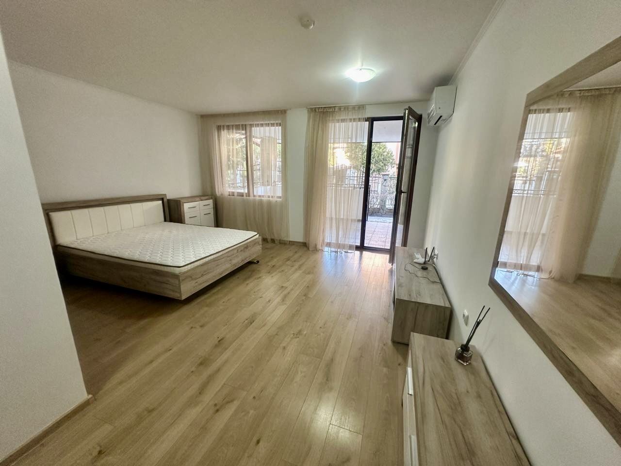 Przestronne studio na parterze z dużym tarasem i możliwością przerobienia na mieszkanie z jedną sypialnią – bezpieczeństwo i komfort w Nessebarze