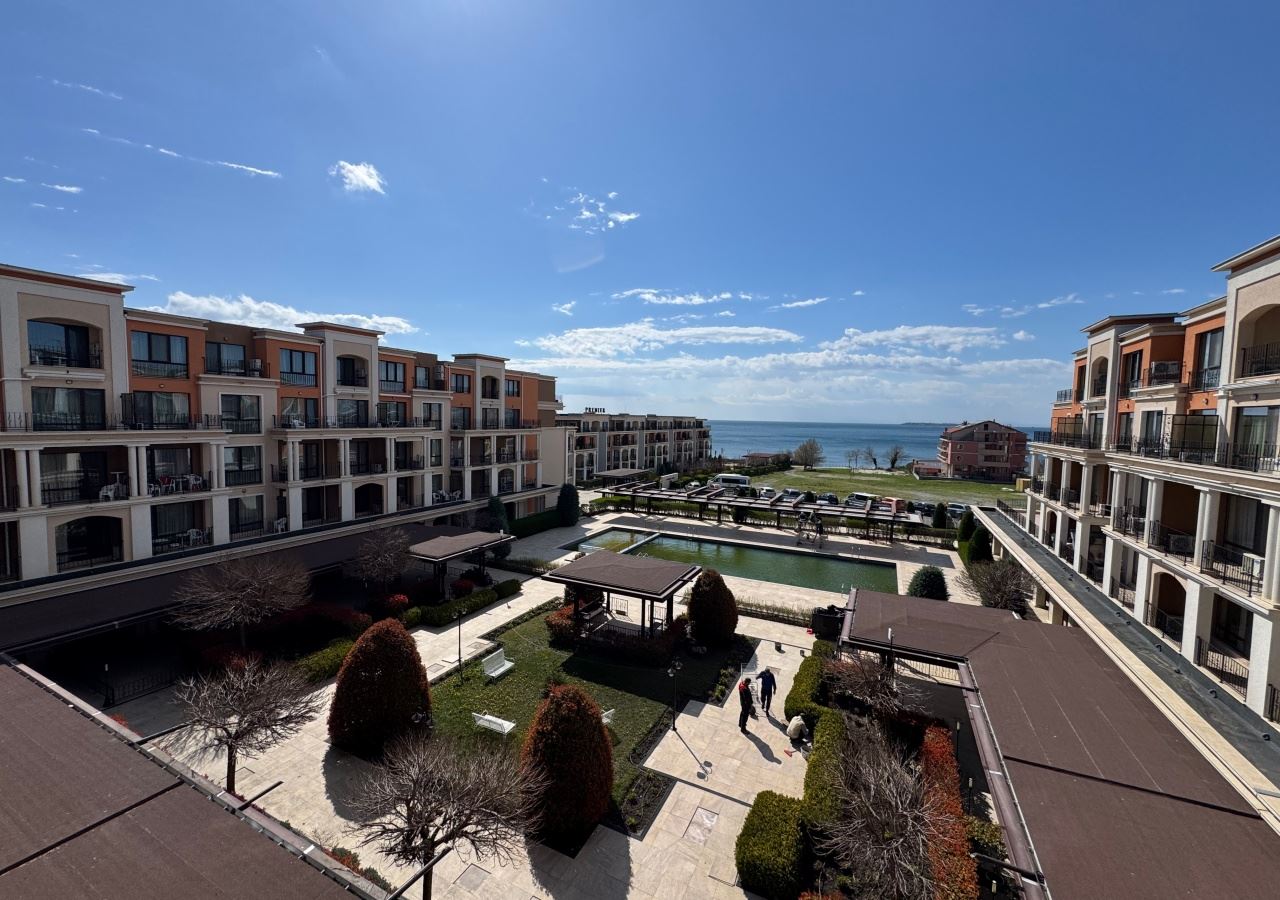 Studio w pierwszej linii brzegowej z widokiem na morze w luksusowym kompleksie – w pełni umeblowane i gotowe do użytku