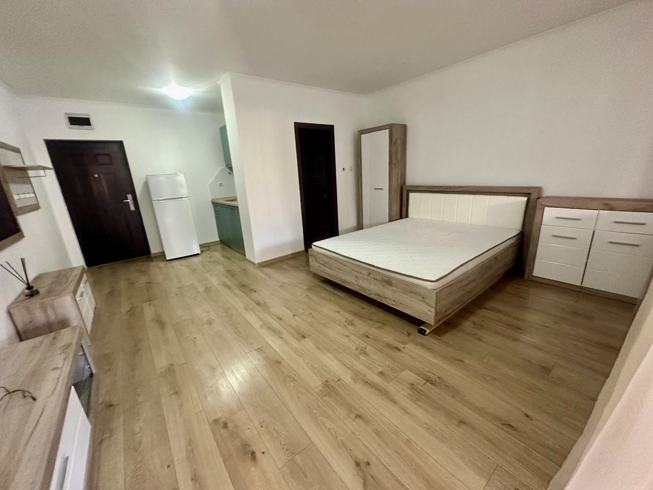 Przestronne studio na parterze z dużym tarasem i możliwością przerobienia na mieszkanie z jedną sypialnią – bezpieczeństwo i komfort w Nessebarze