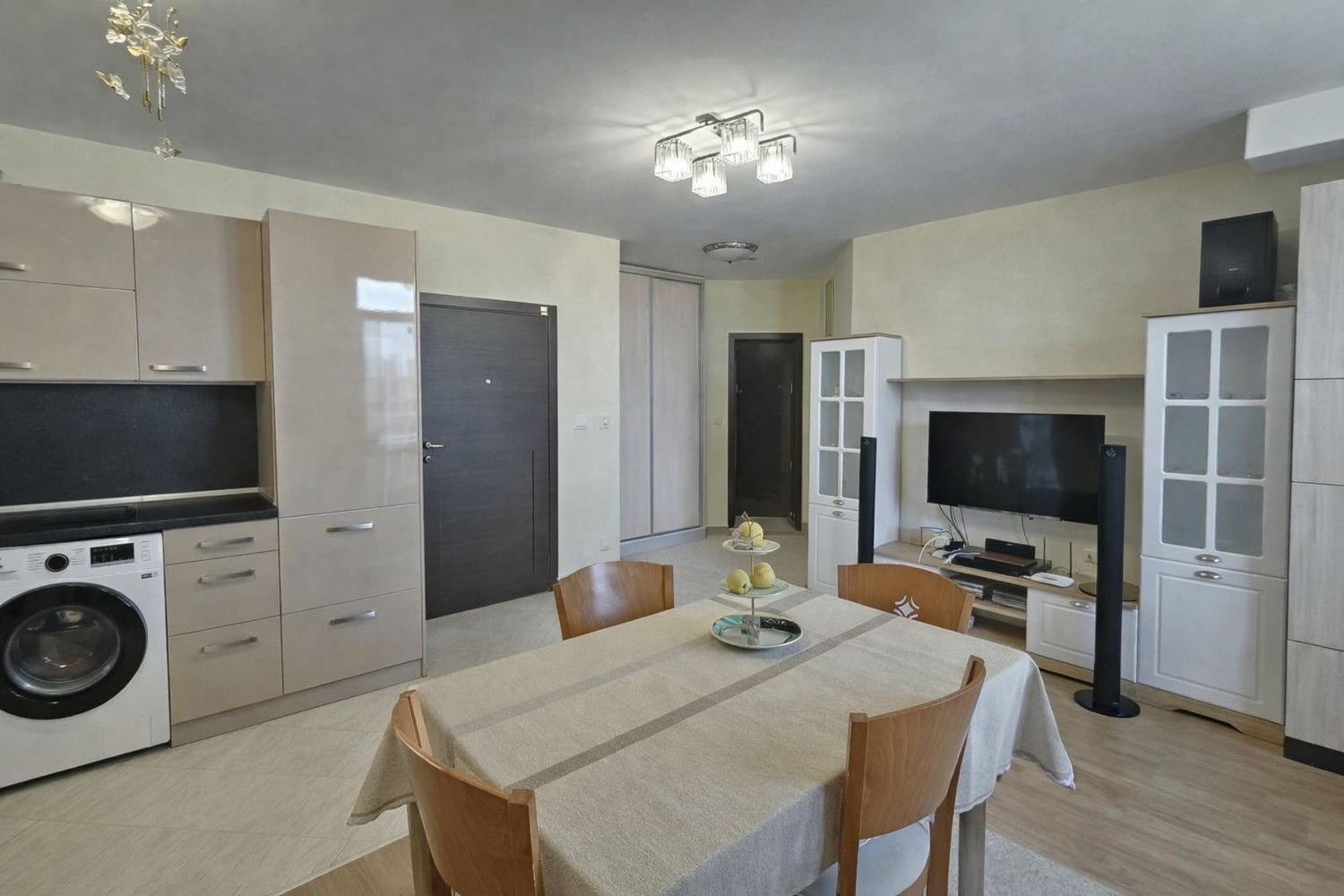 Przestronne mieszkanie z jedną sypialnią z panoramicznym widokiem na solanki i morze w mieście Pomorie