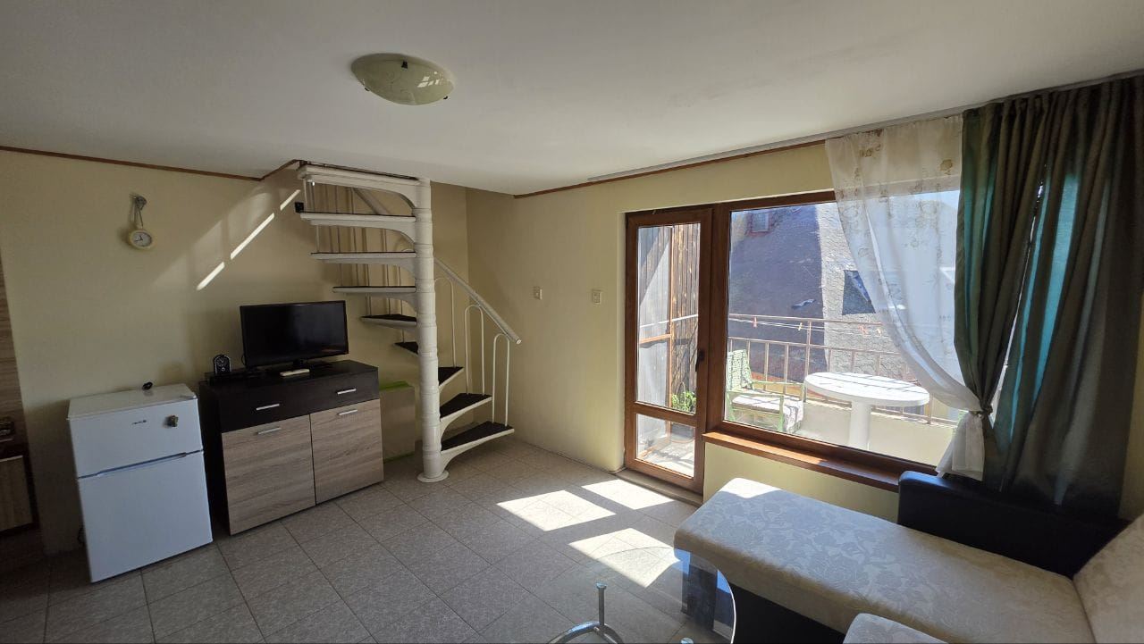 Dwupoziomowy apartament z widokiem na morze w Pomorie – bez opłaty za utrzymanie