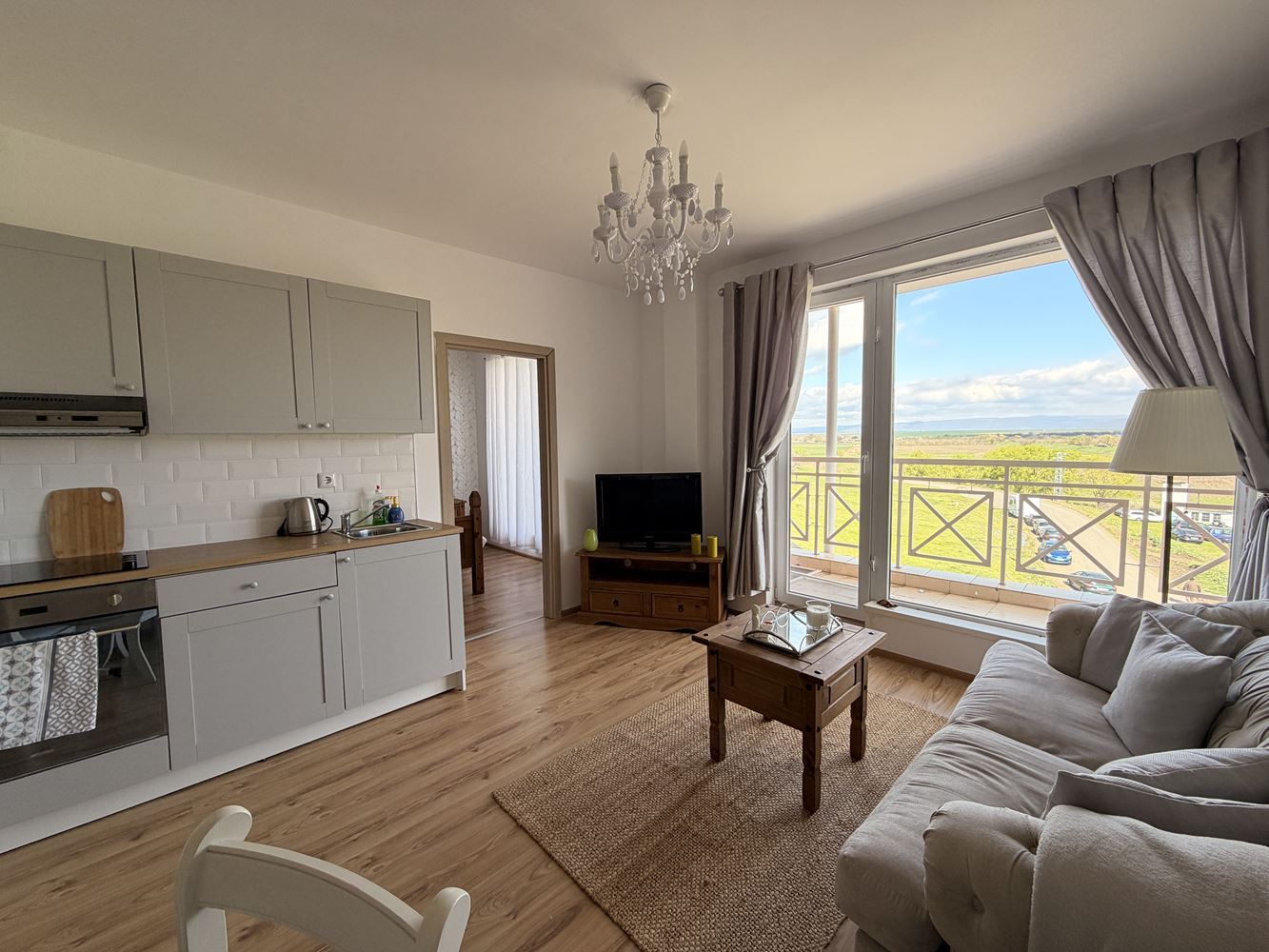 Mieszkanie z dwiema sypialniami i panoramicznym tarasem na obrzeżach Sunny Beach – komfort, spokój i styl