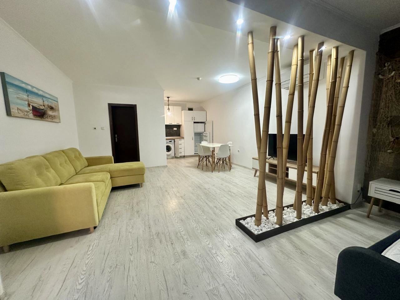 Przestronne studio na parterze z tarasem i możliwością przerobienia na mieszkanie z jedną sypialnią – tylko 300 m od morza