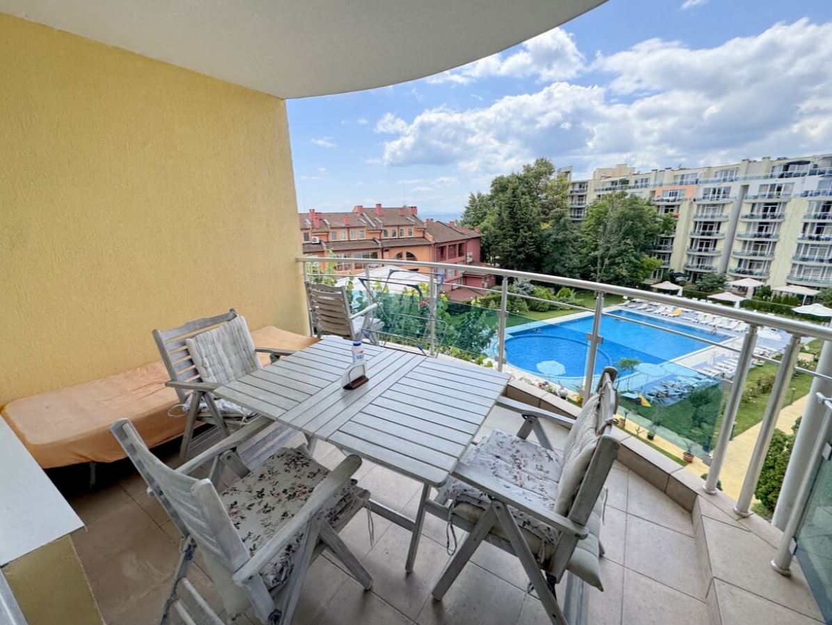 Apartament z dwiema sypialniami na pierwszej linii brzegowej w Rawdzie – panoramiczny widok na morze i prestiżowa lokalizacja