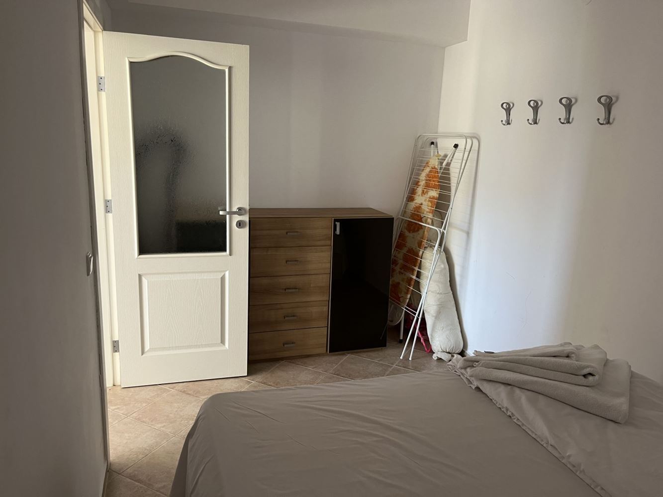 Mieszkanie dwusypialniowe w pełni umeblowane w kompleksie w Rawdzie, gotowe do zamieszkania