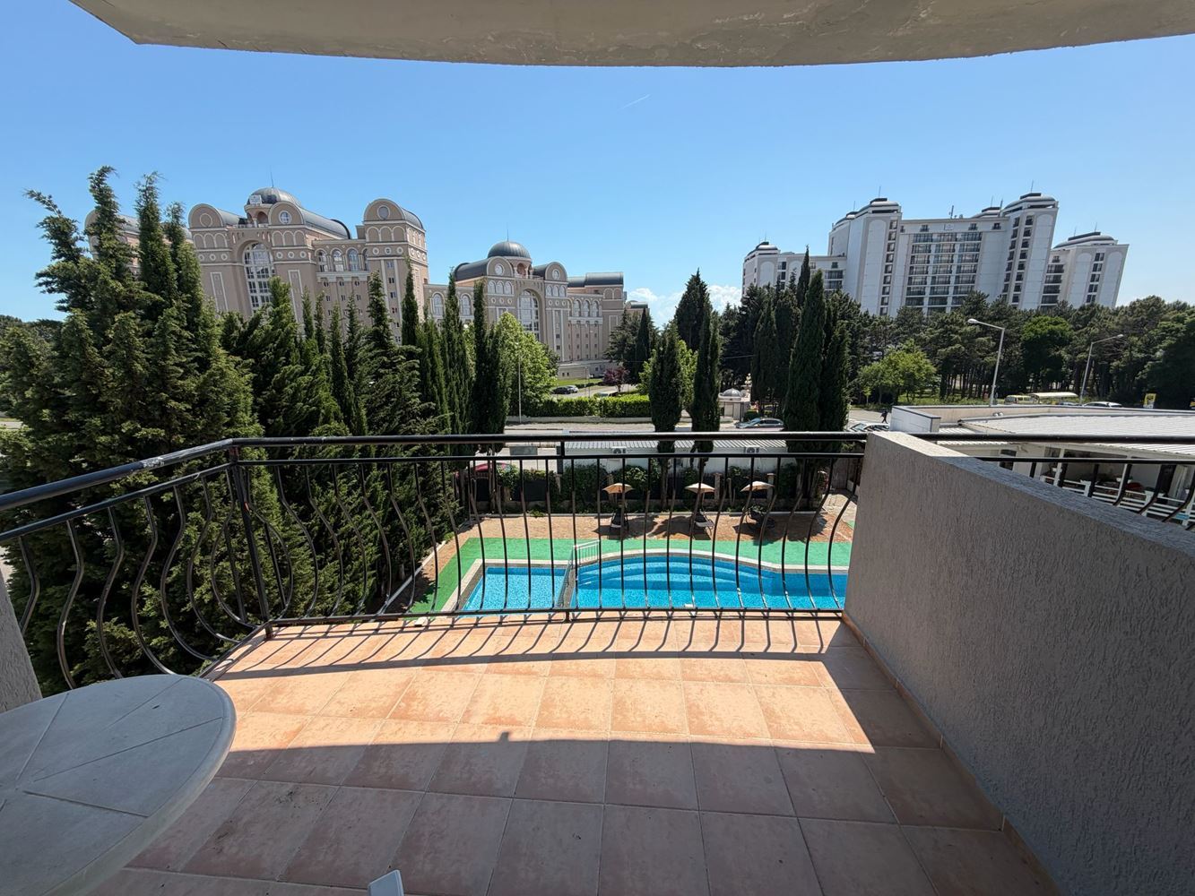 Jasny i przestronny apartament z jedną sypialnią i pięknym widokiem na basen na granicy Słonecznego Brzegu i Świętego Własu