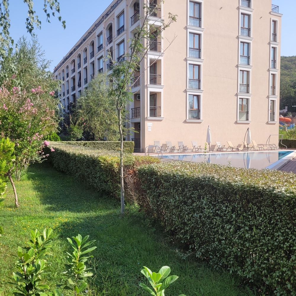 Przytulny apartament z jedną sypialnią z nowym wyposażeniem w zamkniętym kompleksie nad morzem w kurorcie Elenite