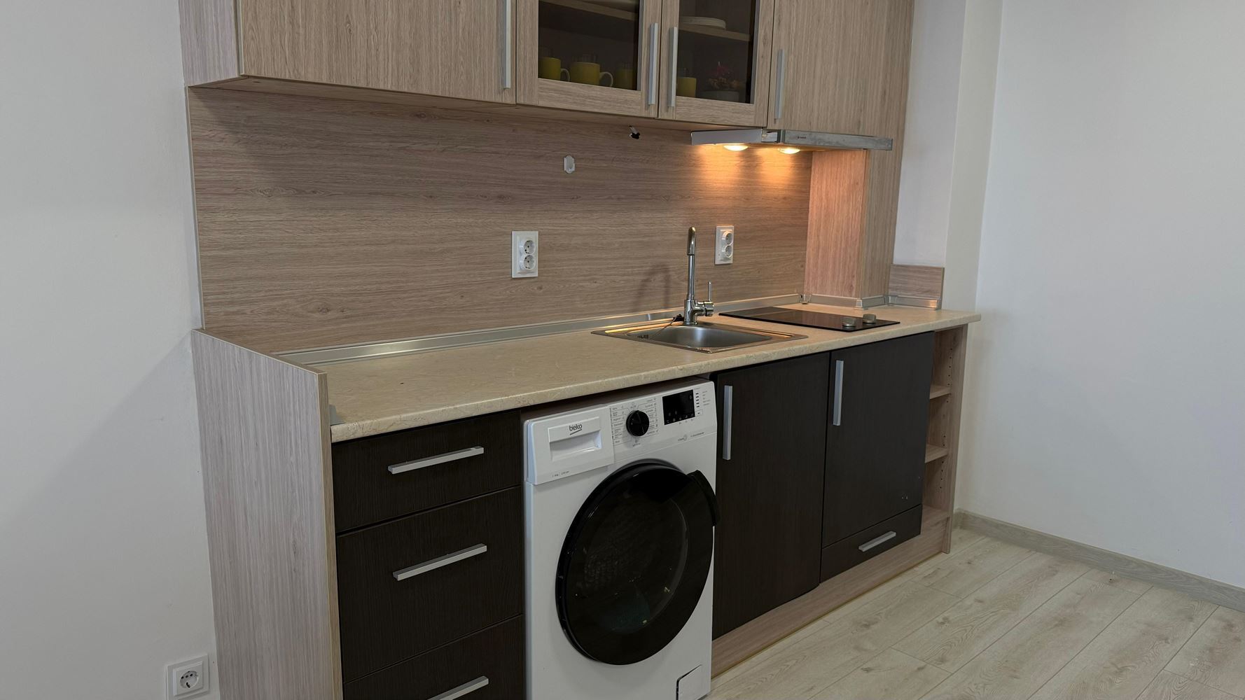 Przestronne i nowoczesne mieszkanie z jedną sypialnią z pełnym wyposażeniem w Pomorie