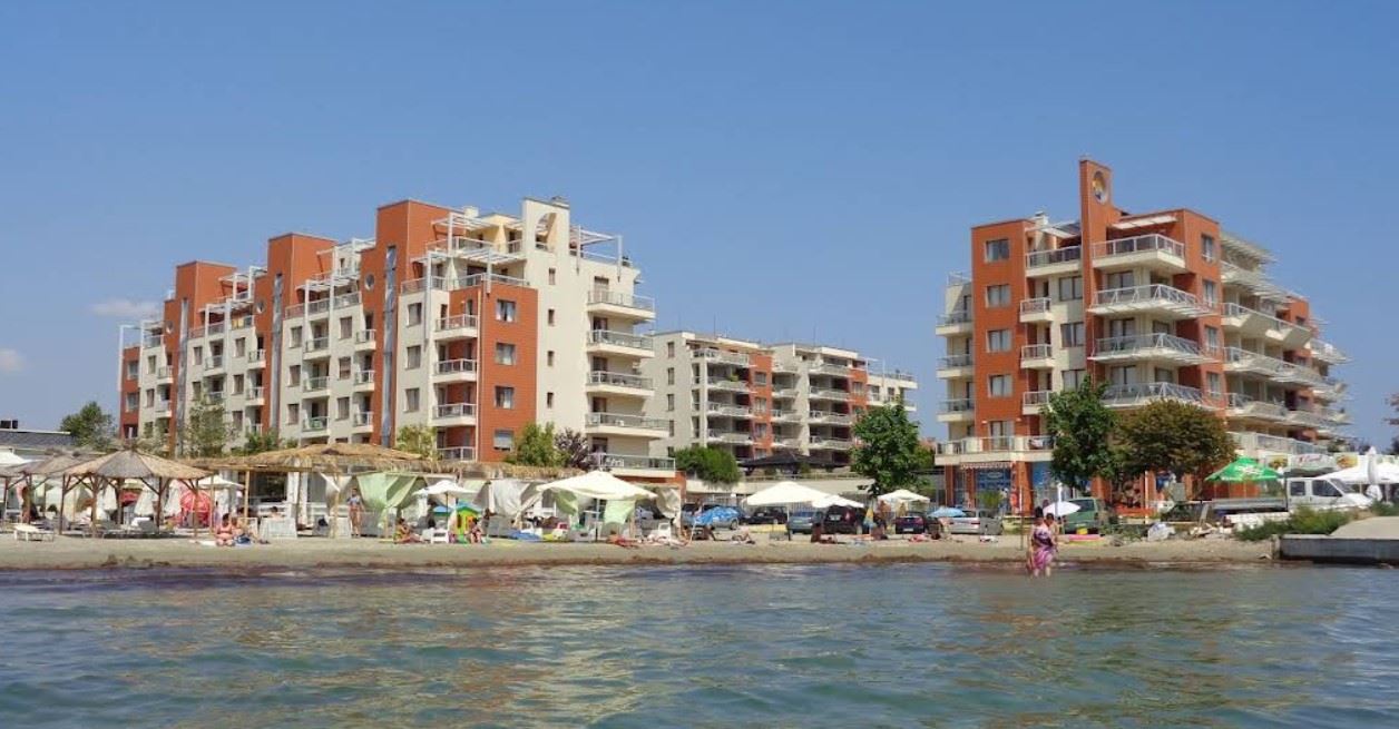 Polski Mieszkanie trzypokojowe na pierwszej linii z frontalnym widokiem na morze w Pomorie. Z miejscem parkingowym w garażu podziemnym!