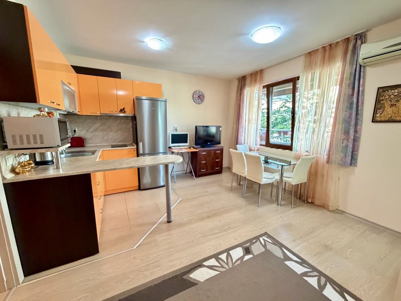 Sarafovo – przestronny apartament z jedną sypialnią, Aktem 16, minimalną opłatą za utrzymanie i pełnym umeblowaniem