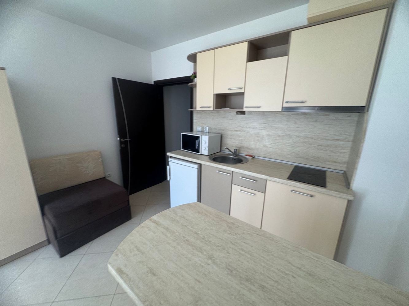 Przytulna w pełni umeblowana kawalerka 300 m od morza w Pomorie – doskonała inwestycja i nieruchomość wakacyjna