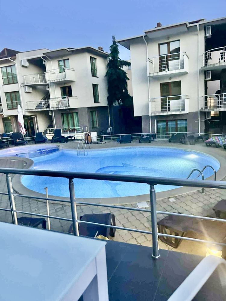 Apartament z dwiema sypialniami z widokiem na basen w Sveti Vlas – komfort, styl i doskonała lokalizacja