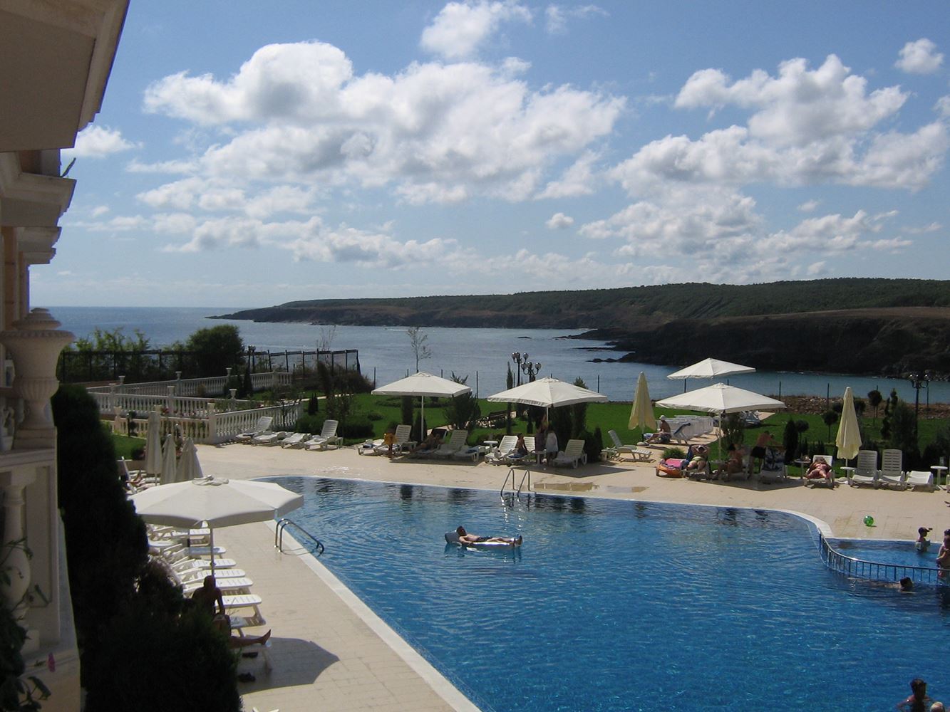 Pierwsza linia do plaży Butamyata! Umeblowany apartament z jedną sypialnią i częściowym widokiem na morze w Sinemorec