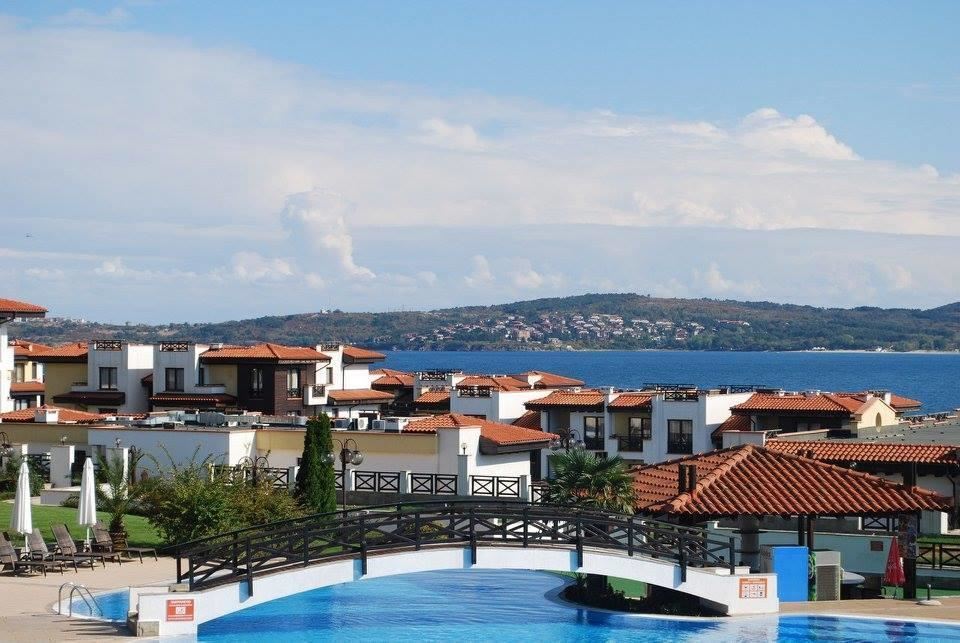 Apartament trzypokojowy z widokiem na morze i prywatną plażą w prestiżowym kompleksie w Czernomorcu