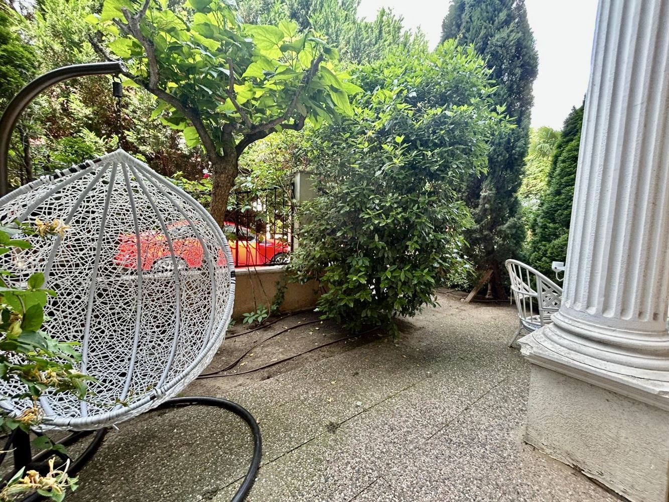 Luksusowy maisonette z ogrodem w elitarnym kompleksie – komfort i relaks blisko morza