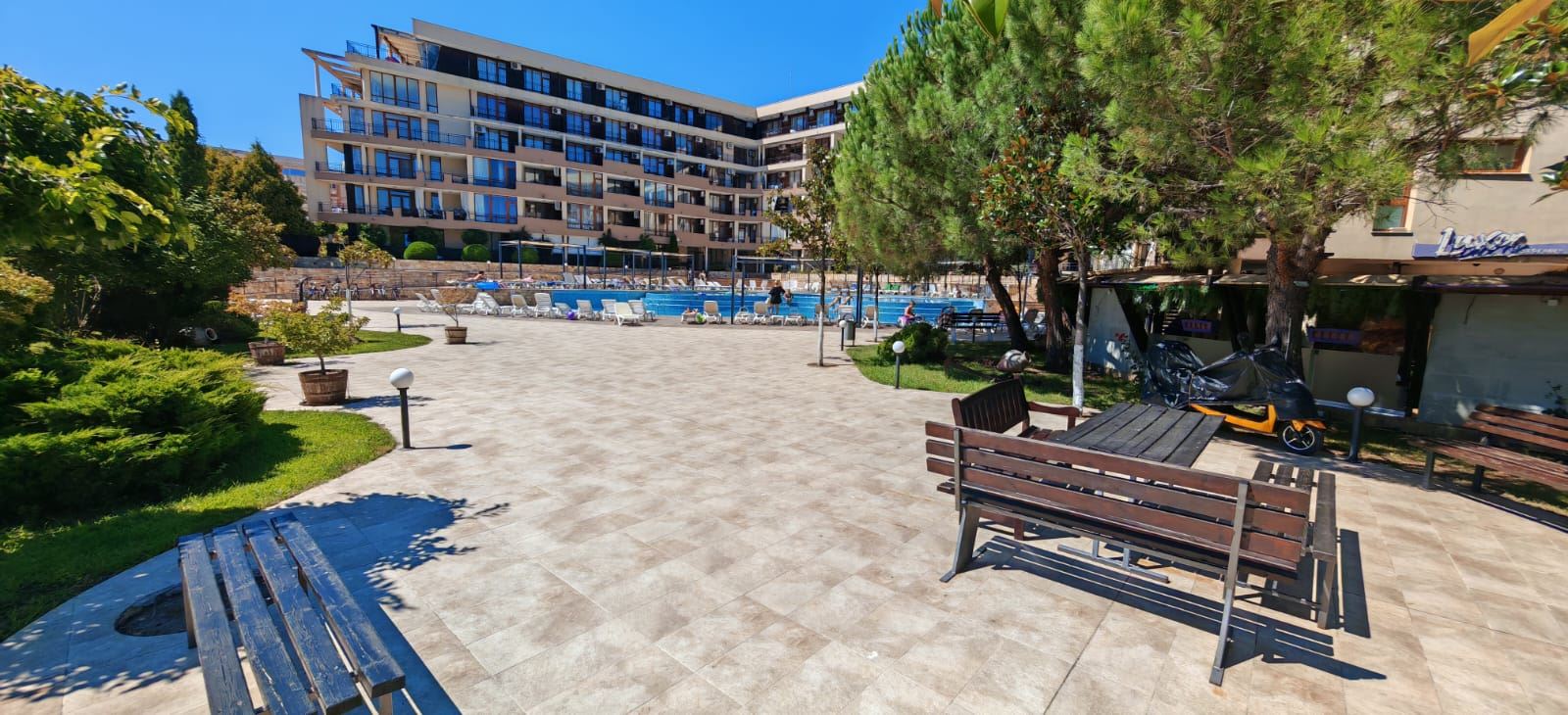 Doskonała okazja w Świętym Własie – umeblowany przestronny apartament z jedną sypialnią blisko plaży