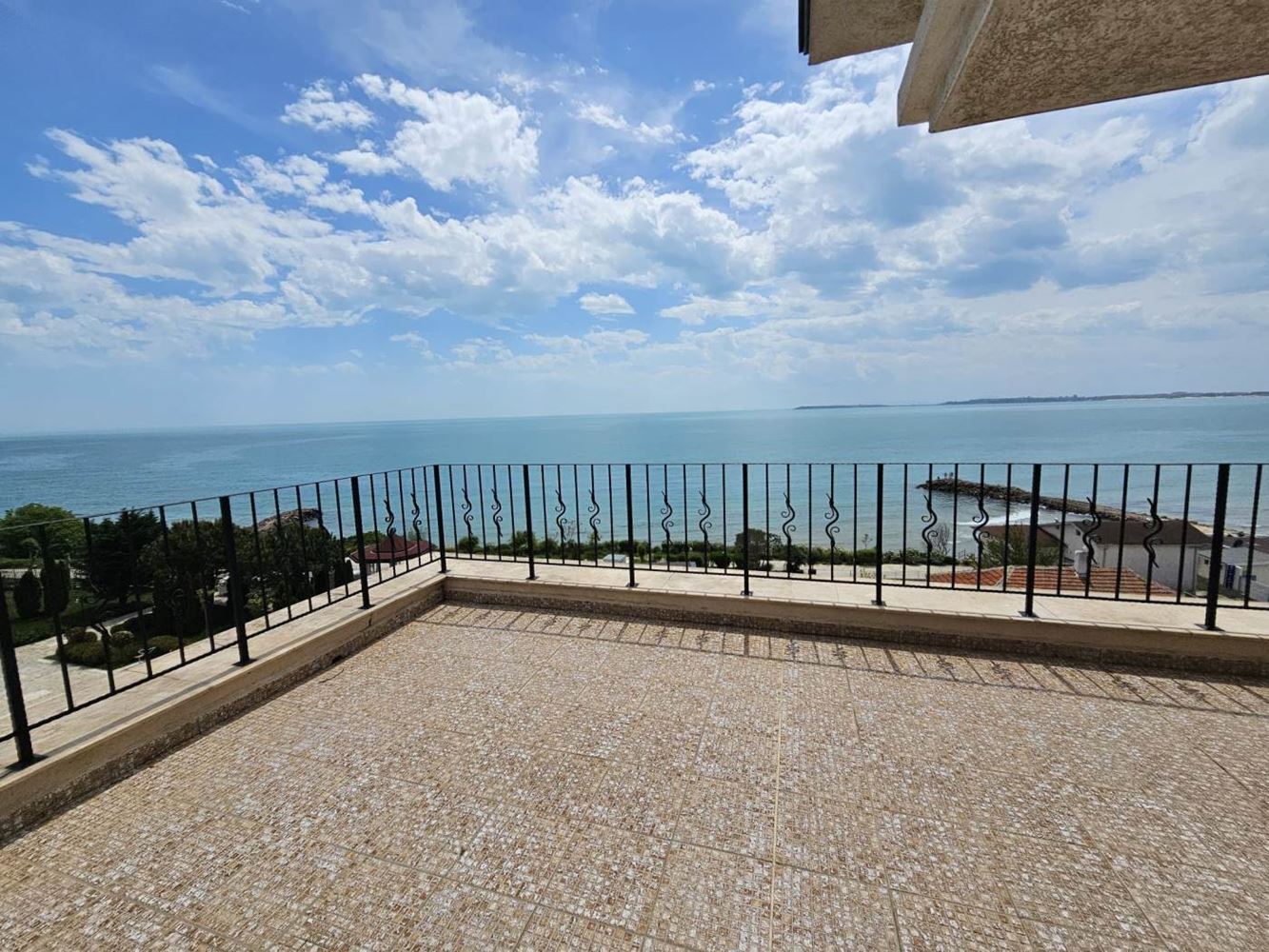 Święty Włas – apartament z trzema sypialniami z bezpośrednim panoramicznym widokiem na morze w kompleksie przy samej plaży