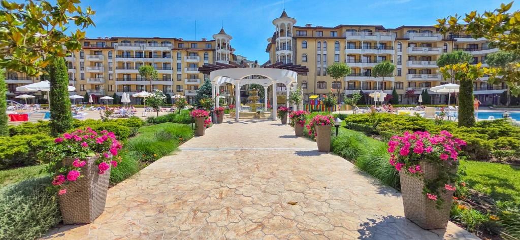 Panoramiczne mieszkanie z jedną sypialnią w kompleksie z basenami, SPA i ogromnym zielonym ogrodem w Słonecznym Brzegu