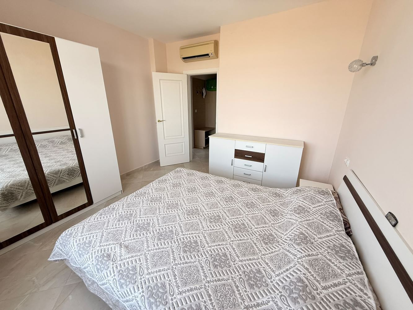 Apartament w pierwszej linii brzegowej z widokiem na morze – w pełni umeblowana nieruchomość w kompleksie w stylu śródziemnomorskim