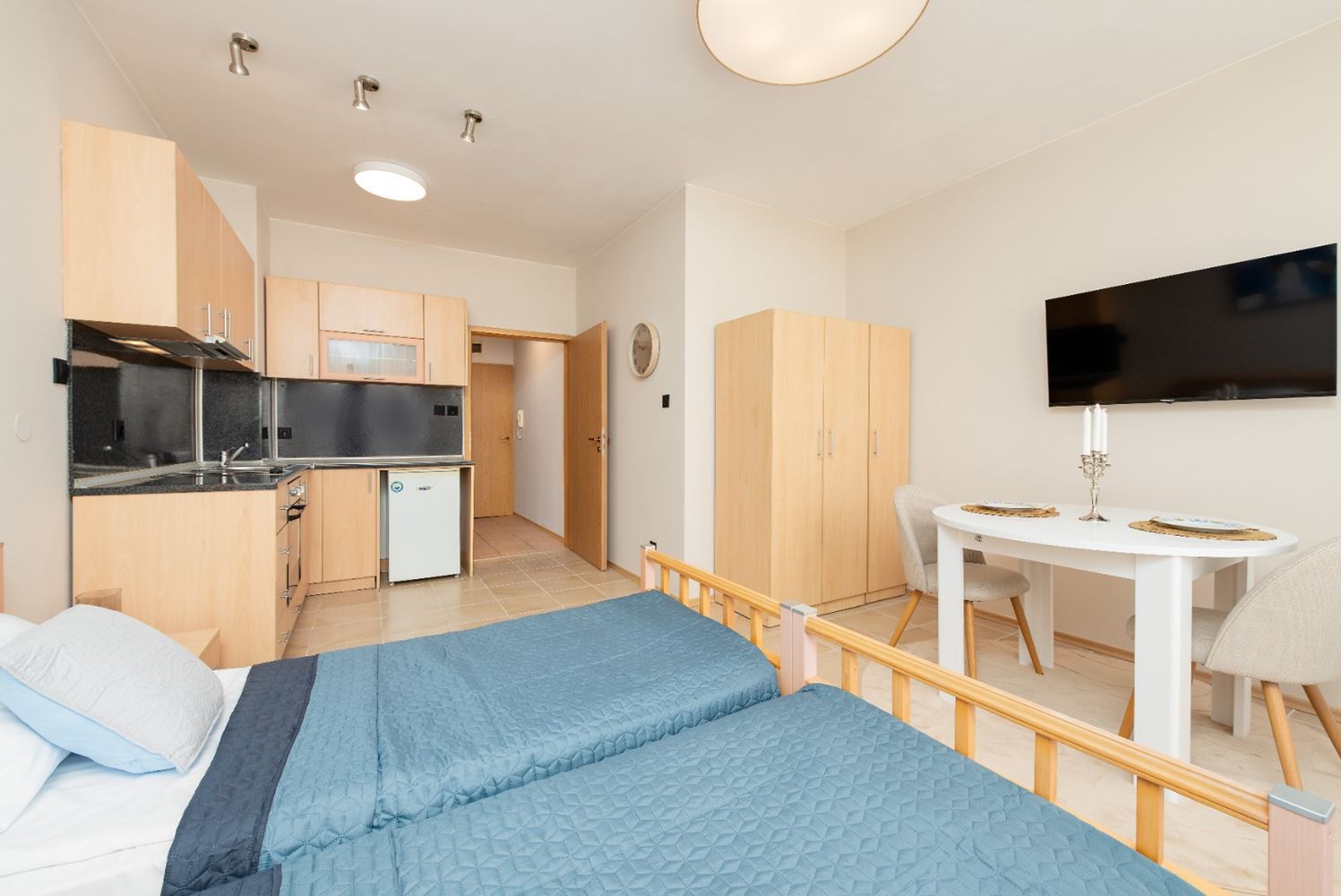 Słoneczne i przestronne studio z widokiem na morze w Rawdzie – 100 m od plaży, w zadbanym kompleksie z basenem i zielenią