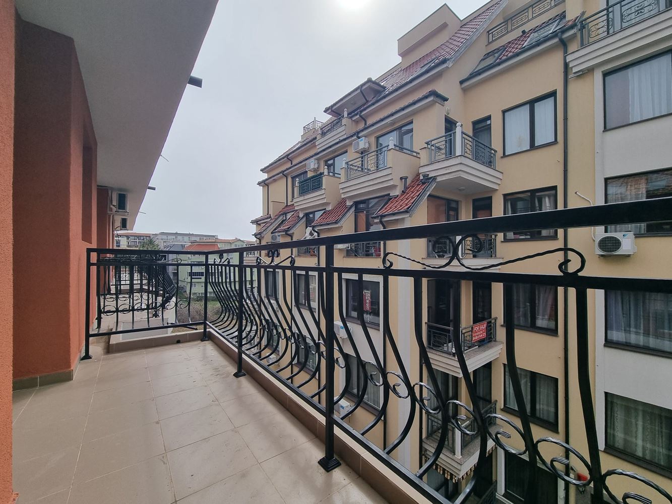 Mieszkanie z jedną sypialnią w Sveti Vlas bez opłat eksploatacyjnych – komfort i spokój 400 m od morza