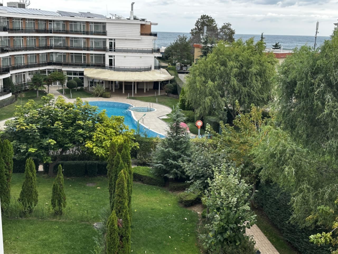 Morska panorama i nadmorski urok – umeblowane mieszkanie z jedną sypialnią w pierwszej linii brzegowej w Sozopolu