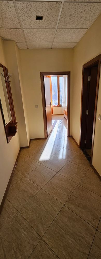 Przestronne mieszkanie z jedną sypialnią z widokiem na basen – umeblowane, z Aktem 16 i gotowe do zamieszkania