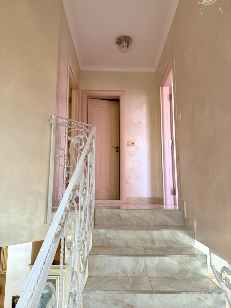 Luksusowy apartament typu mezonet z przestronną werandą i widokiem na basen w Świętym Własie