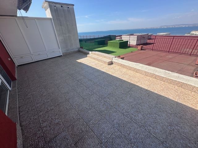 Penthouse z panoramicznym widokiem na morze i prywatnym dostępem do plaży w Sveti Vlas