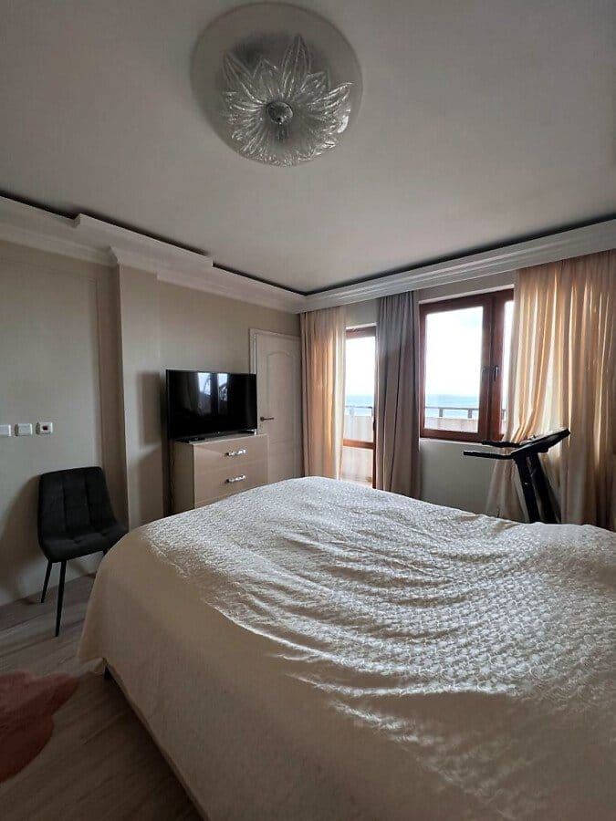 Komfortowy dwupoziomowy apartament z dwiema sypialniami i panoramą morza w Sveti Vlas – nieruchomość w prestiżowej lokalizacji z imponującym widokiem