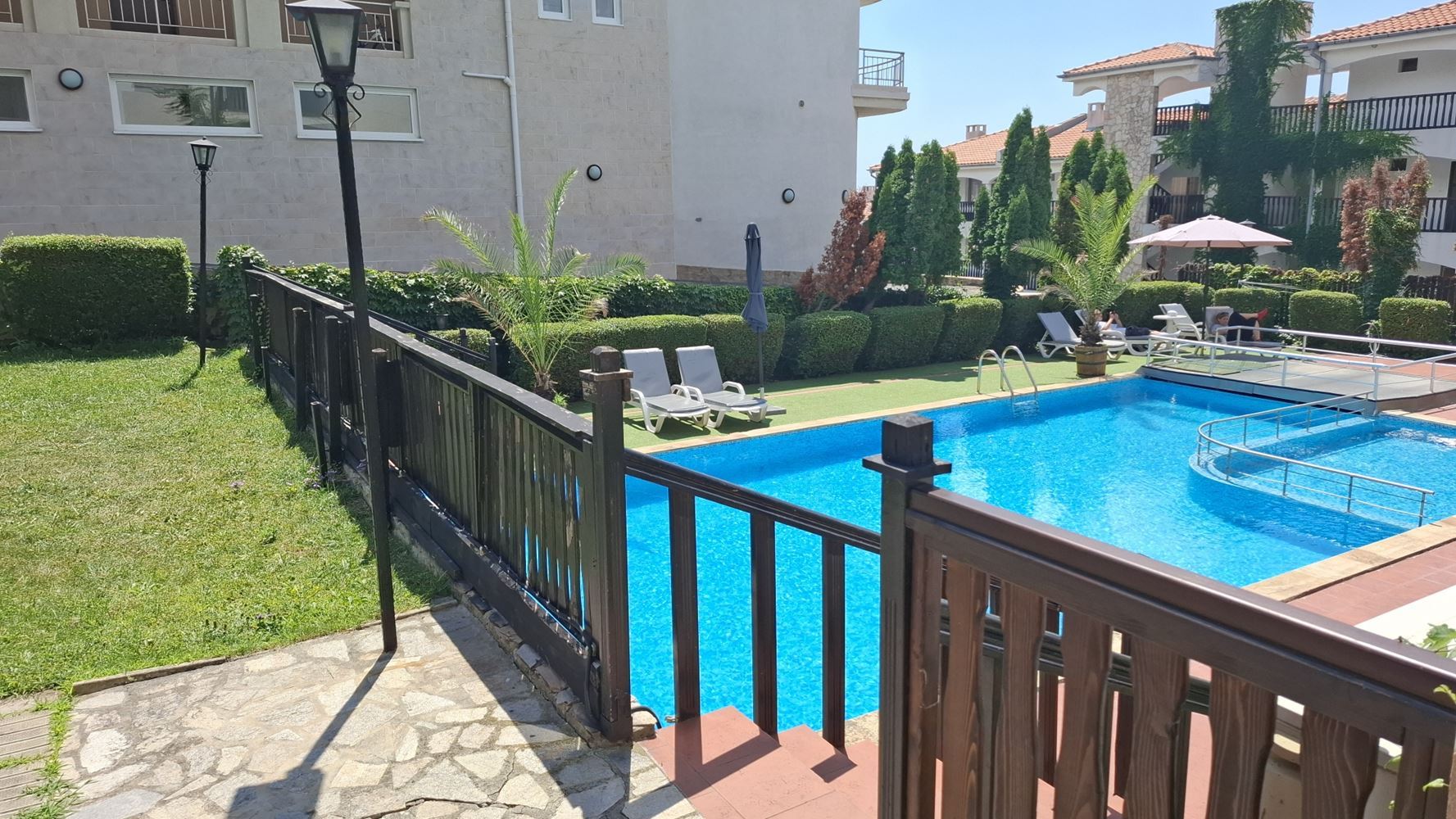 Luksusowy apartament z dwiema sypialniami przy pierwszej linii morza w Świętym Własie – wyjątkowa morska atmosfera i prestiżowy komfort