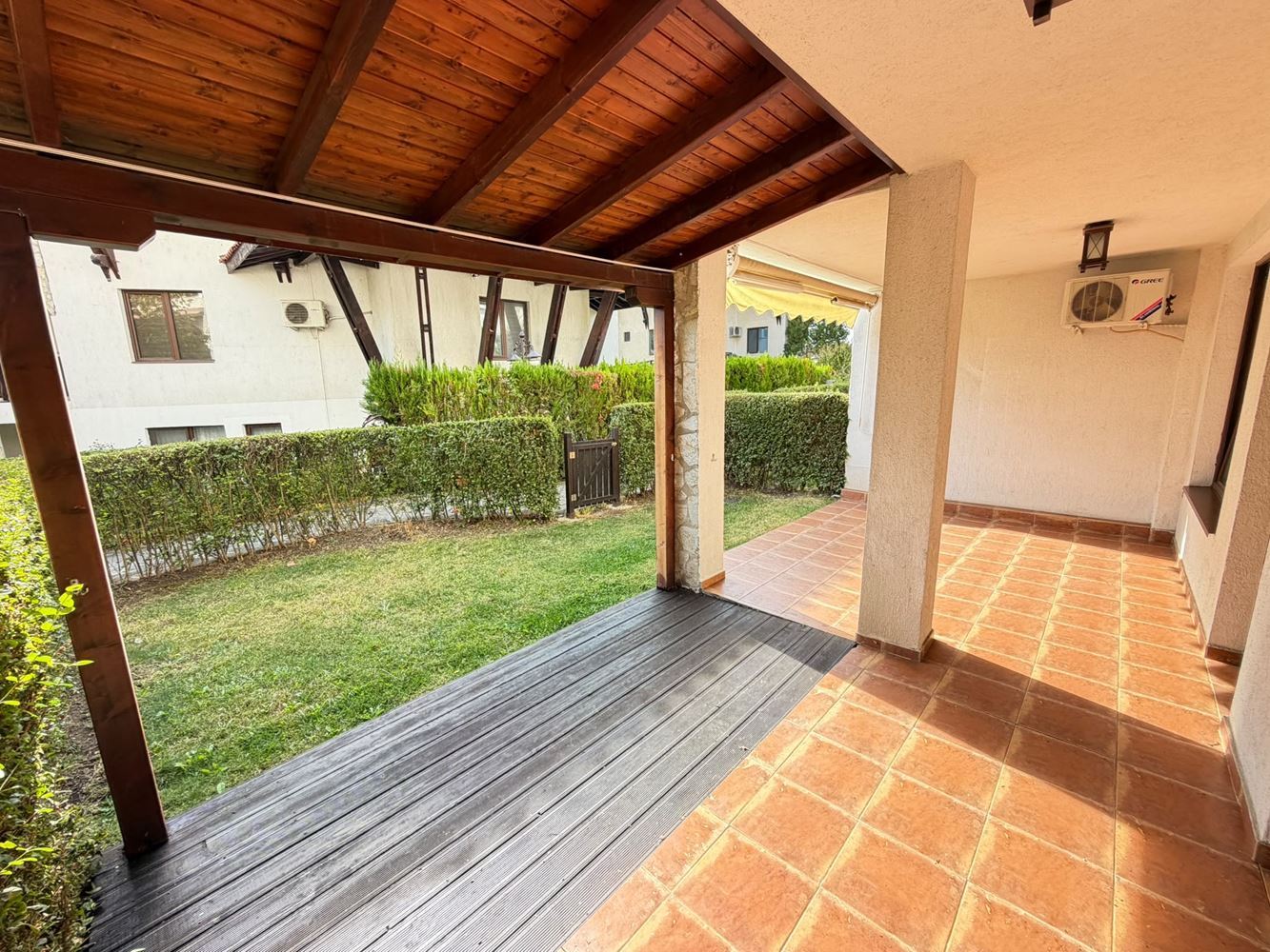 Apartament w pierwszej linii brzegowej z bezpośrednim dostępem do plaży w Sveti Vlas – prywatny ogródek przy apartamencie