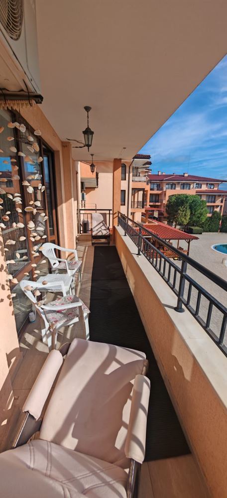 Apartament z dwiema sypialniami, widokiem na baseny i częściowym widokiem na morze, 200 metrów od plaży w Sveti Vlas