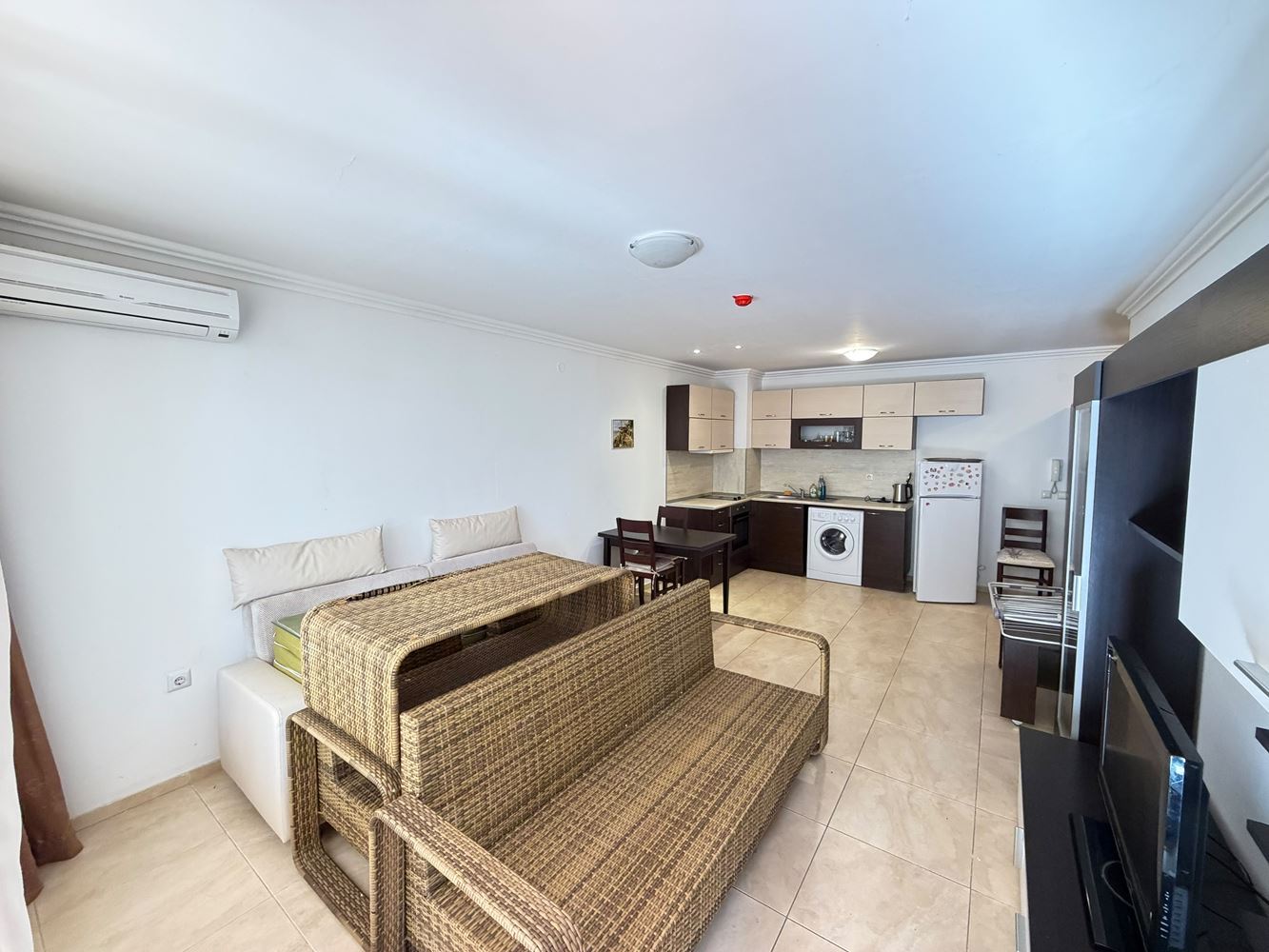 Apartament w pierwszej linii brzegowej z bezpośrednim dostępem do plaży w Sveti Vlas – prywatny ogródek przy apartamencie
