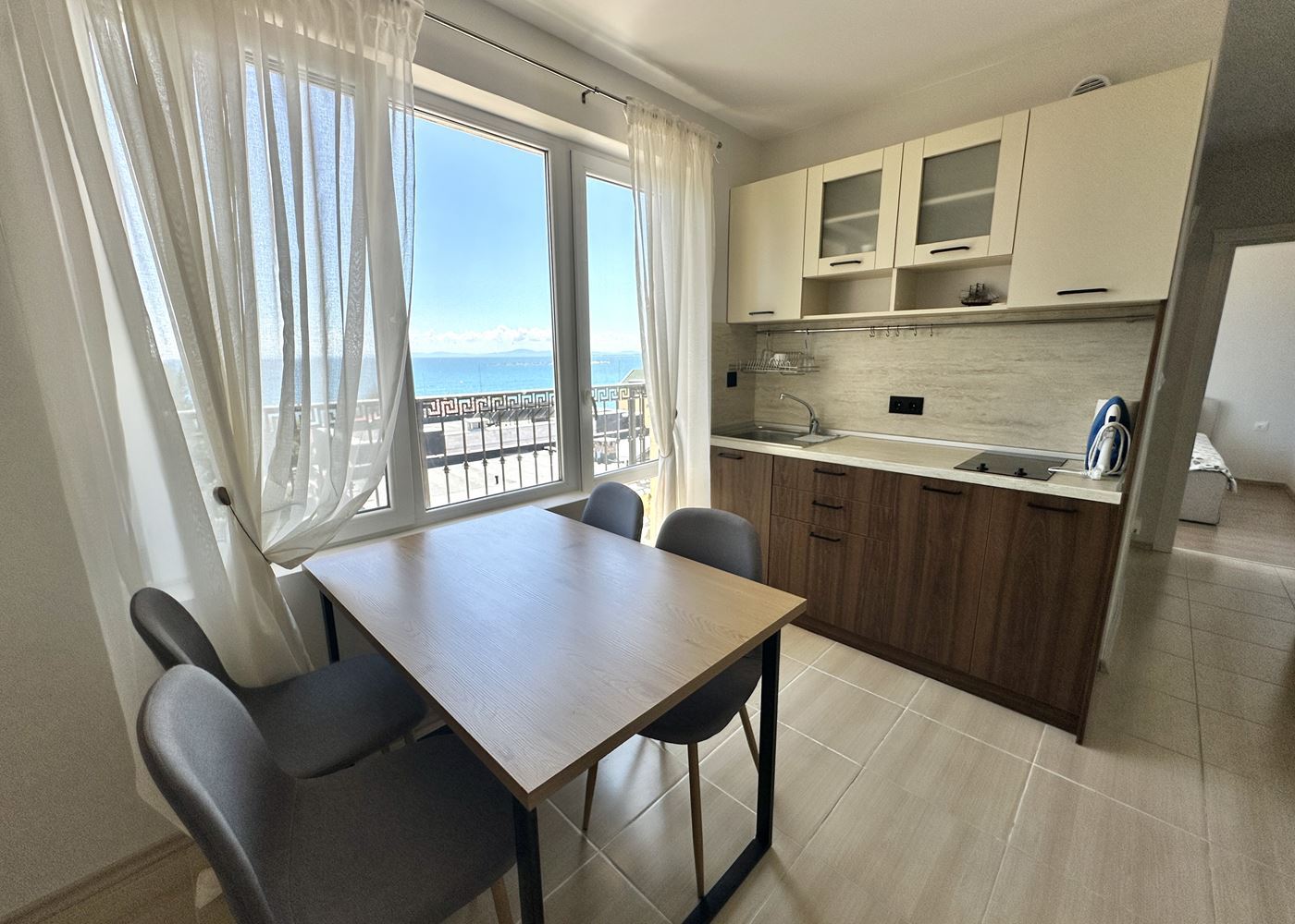 Apartament z jedną sypialnią w pierwszej linii z panoramicznym widokiem na morze w Nessebarze
