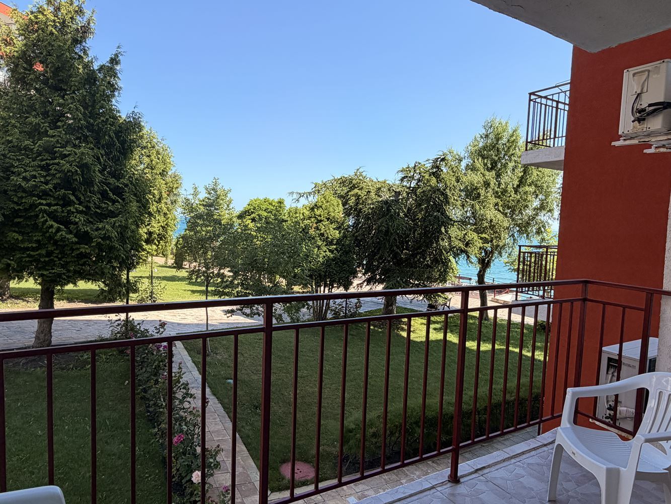Apartament w absolutnie pierwszej linii w Świętym Własie! Przestronny apartament z jedną sypialnią z pięknym widokiem na morze