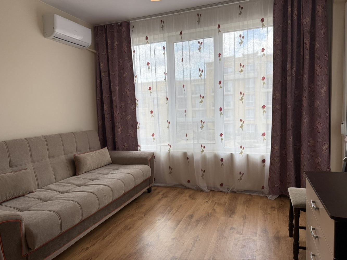 Stylowe mieszkanie z jedną sypialnią w nowoczesnym kompleksie w Rawdzie – doskonała inwestycja blisko morza