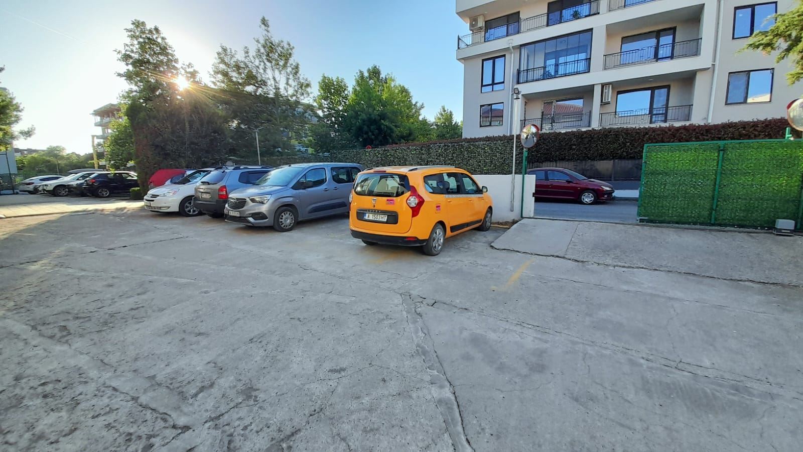 Komfortowy apartament z jedną sypialnią w całorocznym kompleksie z parkingiem w dzielnicy Sarafowo