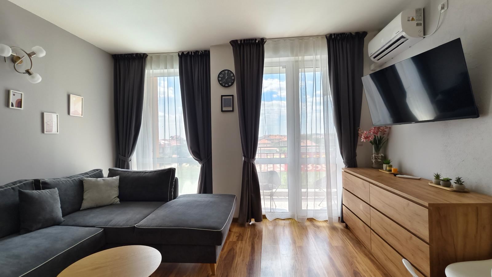 Przestronne, nowocześnie umeblowane studio z wydzieloną sypialnią w kompleksie w Aheloy – gotowe do zamieszkania