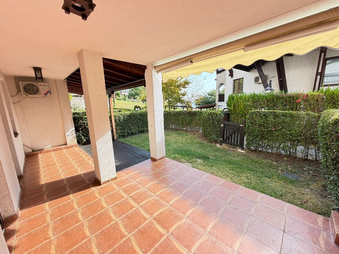 Apartament w pierwszej linii brzegowej z bezpośrednim dostępem do plaży w Sveti Vlas – prywatny ogródek przy apartamencie