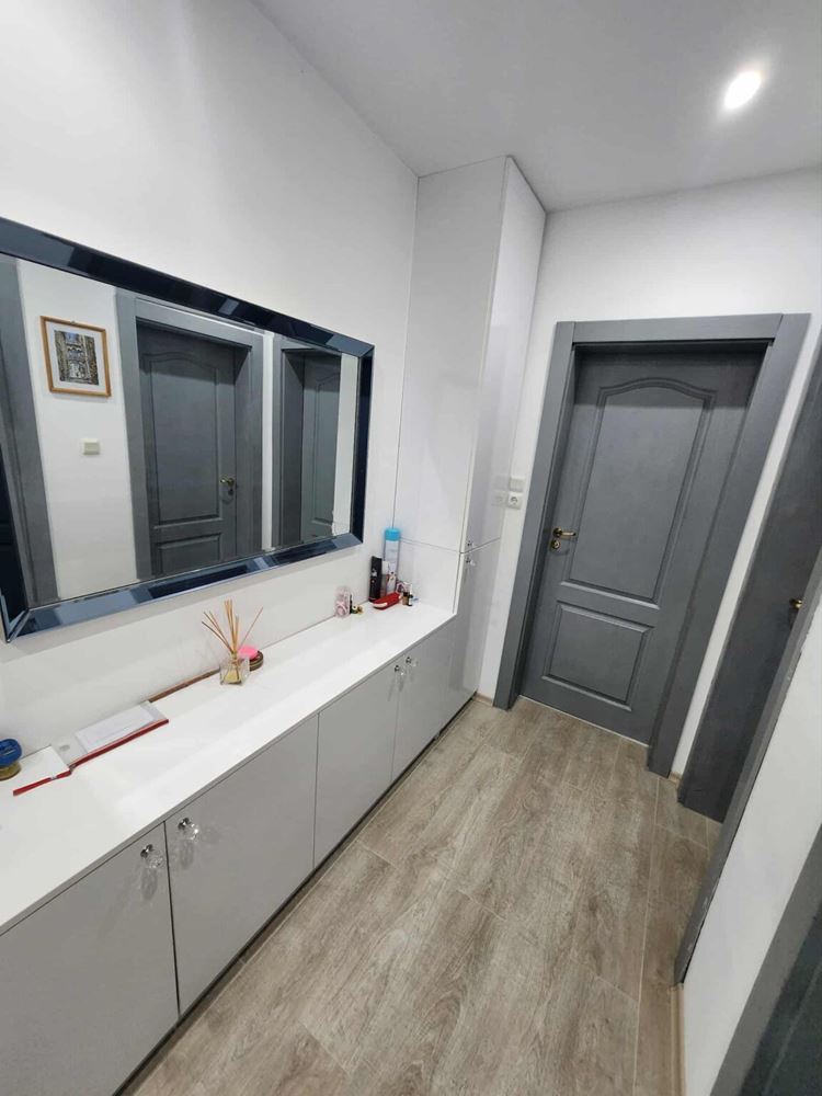 Apartament z dwiema sypialniami z widokiem na basen w Sveti Vlas – komfort, styl i doskonała lokalizacja