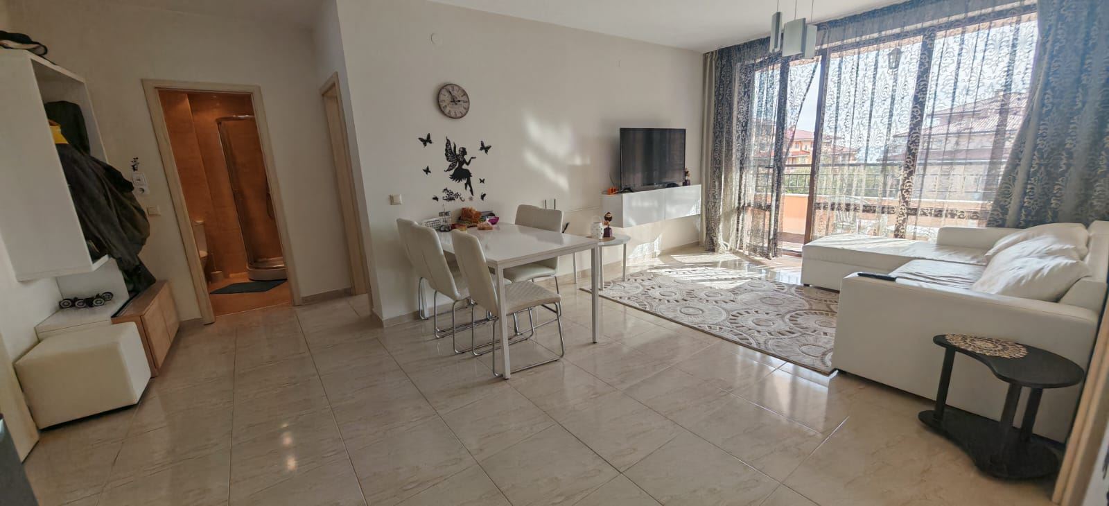 Apartament z dwiema sypialniami, widokiem na baseny i częściowym widokiem na morze, 200 metrów od plaży w Sveti Vlas